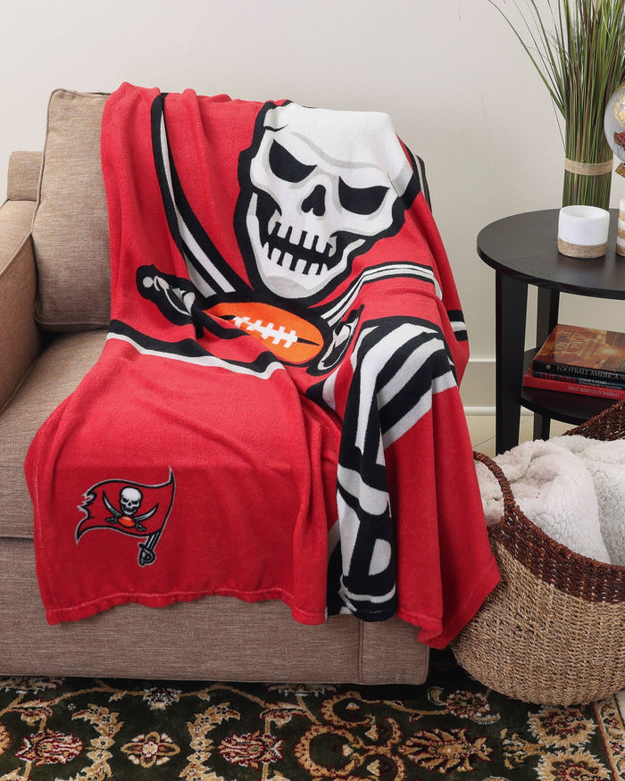 Tampa Bay Buccaneers Supreme Slumber Plush Throw Blanket FOCO - FOCO.com | UK & IRE